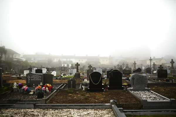 Misty cemetery and grave stones, Tramore, County Waterford, República da Irlanda — Fotografia de Stock