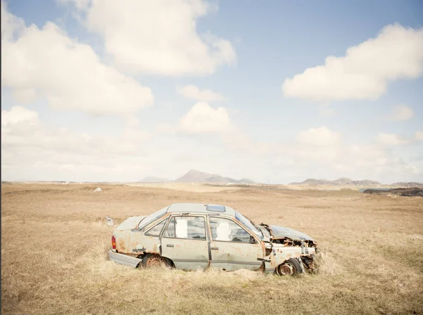 Landschaft mit rostigen verlassenen Autos, Insel Südukraine, Schottland, Großbritannien — Stockfoto