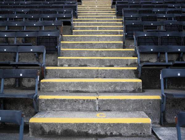 Lege stoelen in het stadion — Stockfoto