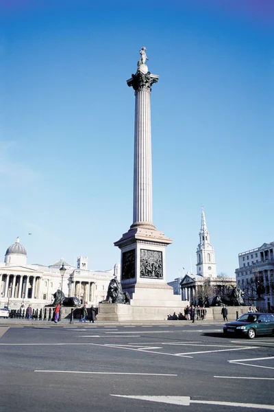 Nelson Column Och Blå Himmel — Stockfoto