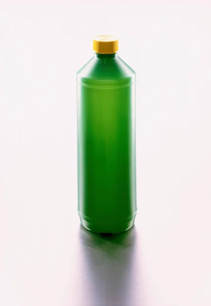 Groene Plastic Fles Geïsoleerd Witte Achtergrond — Stockfoto