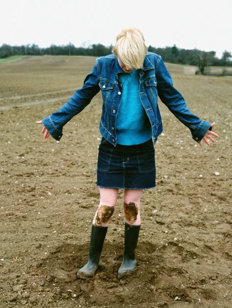 Woman Looking Her Muddy Knees — kuvapankkivalokuva