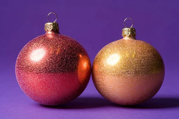 Twee Kerstballen Geïsoleerd Paarse Achtergrond — Stockfoto