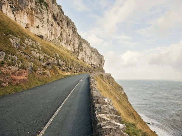 Üres út a szikla szélén, Llandudno, Wales, Uk — Stock Fotó