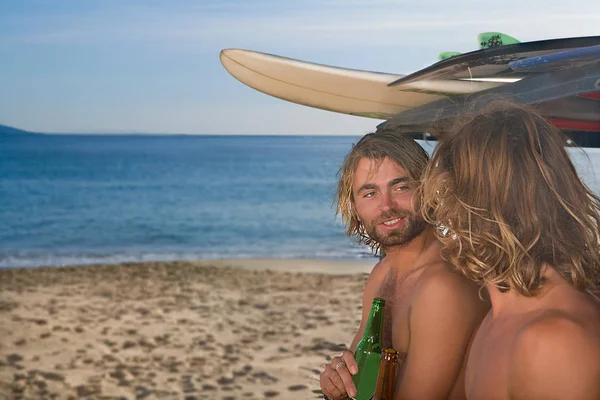 Surf ragazzi con birra in spiaggia — Foto Stock