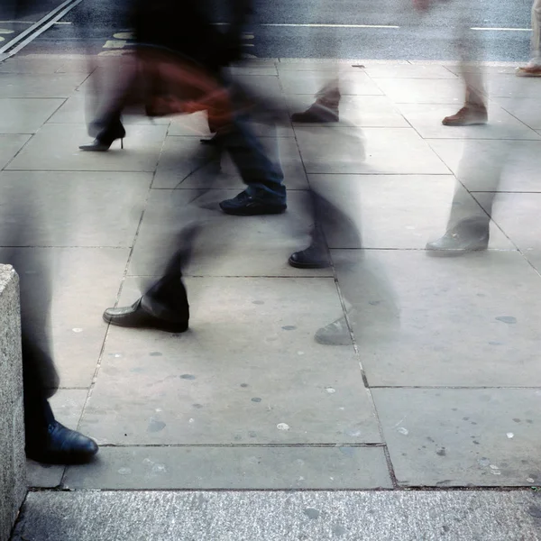 Niewyraźne osoby dojeżdżające do pracy na chodniku — Zdjęcie stockowe