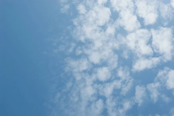 Cielo Azul Nubes Esponjosas — Foto de Stock