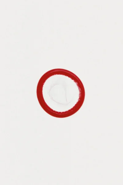 Червоний Презерватив Ізольований Білому Тлі — стокове фото