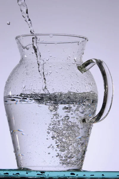 Vatten hälls i kanna — Stockfoto