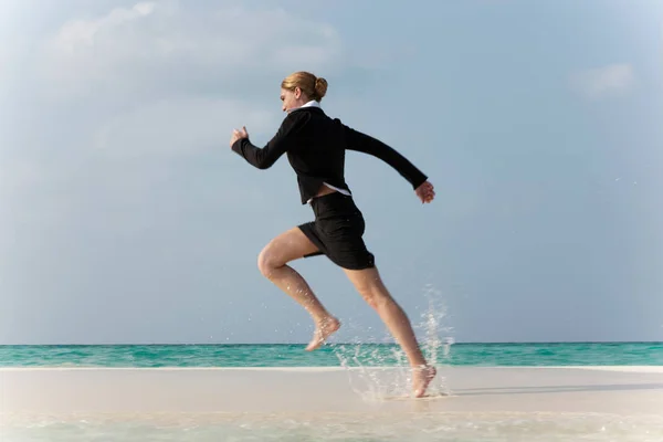 Donna Affari Che Corre Sulla Spiaggia Tropicale — Foto Stock