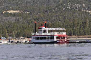 Büyük ayı Gölü üzerinden görünüm 