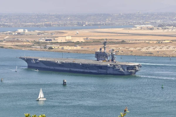 Portaerei che entra nel porto di San Diego — Foto Stock