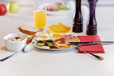 Yulaf lapası ve sosis ile set kahvaltı sebze kızarmış