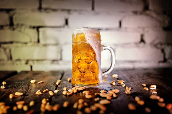 Taza de cerveza y nueces — Foto de Stock