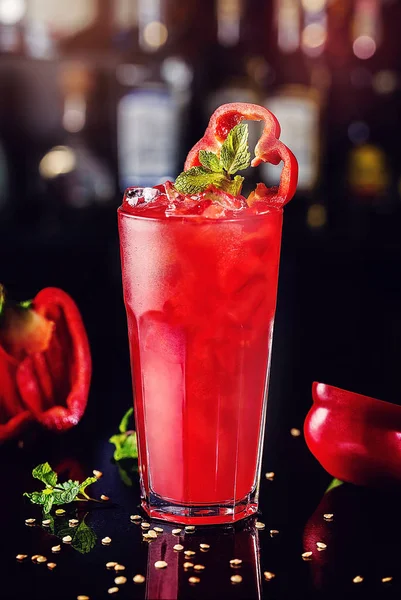 Tuore cocktail paprikalla ja mintulla — kuvapankkivalokuva