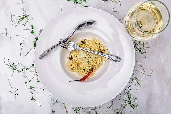 Lezzetli yemek makarna kırmızı biber kapsülü ile dekore edilmiştir.