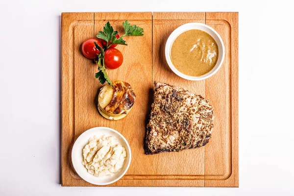 Köttet med kryddor och aubergine på vit platta — Stockfoto