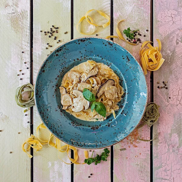 Makarna mantar, parmesan peyniri ve fesleğen ile
