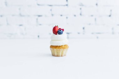 Mascarpone yaban mersini çilek ve ahududu ile krem ile bal capcake.