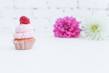 Taze çilek çiçekler ile cupcake.