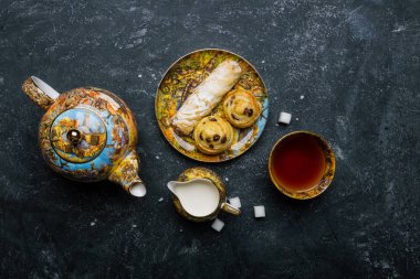 Çay seti. Oryantal tatlılar fırın. Üstten Görünüm. Koyu arka plan