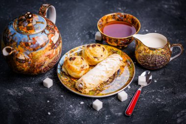 Çay seti. Oryantal tatlılar fırın. Üstten Görünüm. Koyu arka plan