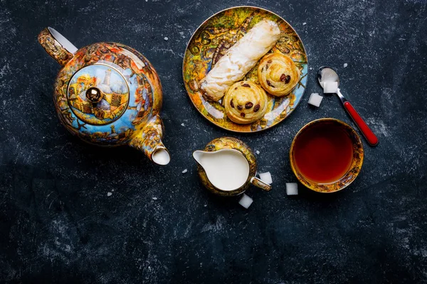 Çay seti. Oryantal tatlılar fırın. Üstten Görünüm. Koyu arka plan