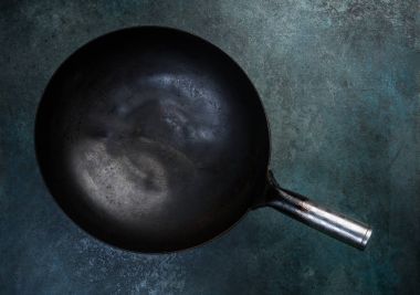 Asya Wok - vintage renkli arka plan üzerinde geleneksel oryantal pan. Üstten Görünüm