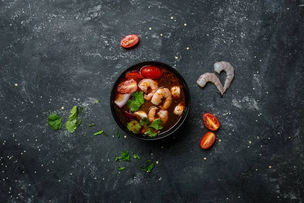 Baharatlı Tay çorbası Tom Yam malzemelerle vintage renkli arka plan üzerinde seafoodon. Üstten Görünüm