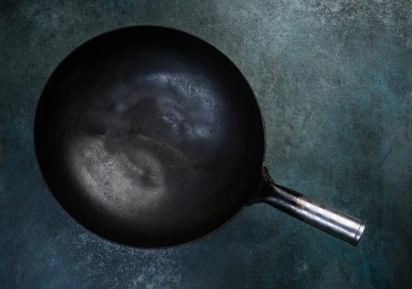Asya Wok - vintage renkli arka plan üzerinde geleneksel oryantal pan. Üstten Görünüm