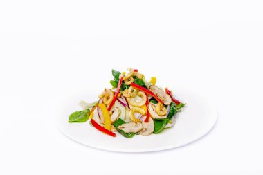 Pan-Asya salata, sebze kızarmış kalamar halkaları ile. Beyaz bir arka plan üzerinde beyaz bir plaka üzerinde