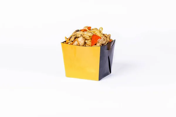 Chinesisches Essen. Nudeln mit Huhn und Gemüse auf weißem Hintergrund anbraten. in der Wok-Nudelbox zum Mitnehmen — Stockfoto