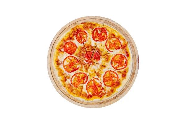 Margarita de pizza em um suporte de madeira com fatias de tomate isoladas em um fundo branco. Vista superior — Fotografia de Stock