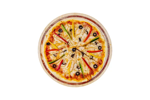 Leckere Pizza mit Pilzen Chicken Paprika und Oliven auf einem Holzständer isoliert auf weißem Hintergrund. — Stockfoto
