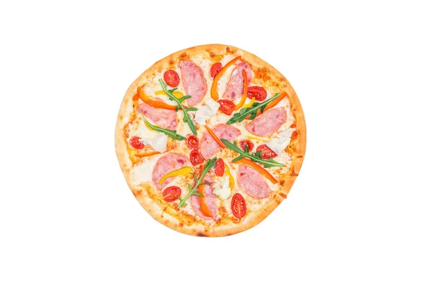 Pizza deliciosa com presunto, pimenta doce, rúcula, tomate e alface de iceberg isolada em um fundo branco. Vista superior — Fotografia de Stock
