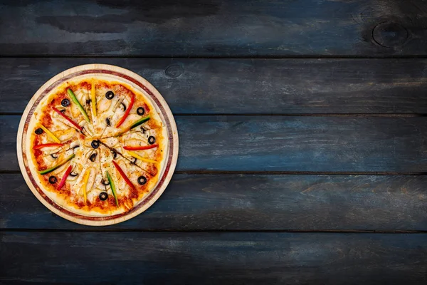 Mantar tavuk tatlı biber ve koyu ahşap arka plan üzerinde zeytin lezzetli pizza. Üstten Görünüm sol oryantasyon