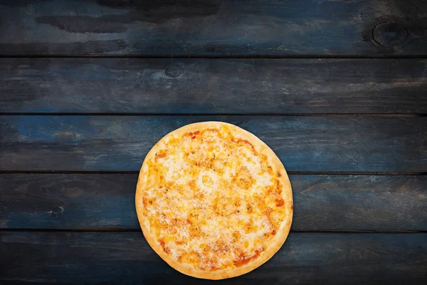 Perfetto margarita pizza su uno sfondo di legno scuro. Vista dall'alto orientamento verso il basso — Foto Stock