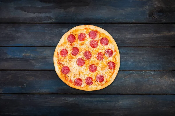 Classico pizzai al peperoncino fresco su fondo legno scuro. Vista dall'alto orientamento centrale — Foto Stock