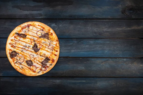 Вкусная пицца с грибами куриное мясо и лук на темном фоне. Ориентация сверху с левой стороны — стоковое фото