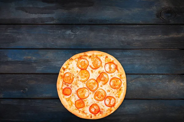 Perfekte Pizza Margarita mit Tomatenscheiben auf dunklem Holzgrund. von oben Ansicht von unten Orientierung — Stockfoto