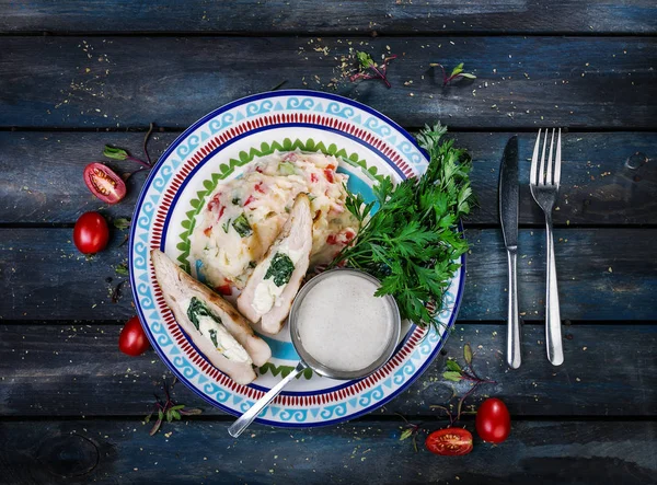 Hühnerbrust gefüllt mit Spinat und Käse. auf einem schönen Teller mit Kartoffelpüree und Gemüse — Stockfoto