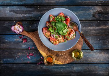 Salata domates soğan ve susam ahşap oyun tahtası ile yeşillik. Üstten Görünüm