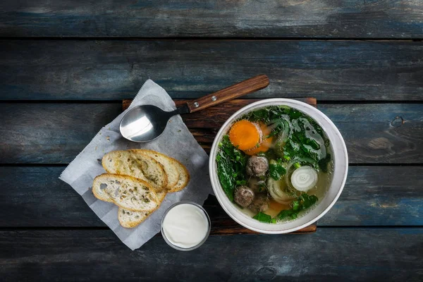 Sup mie dengan ayam  seledri dan telur  Stok Foto 