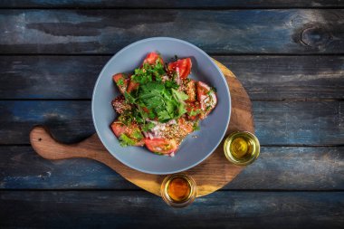 Salata domates soğan maydanoz ve yağı susam ahşap oyun tahtası ile iki tür. Üstten Görünüm