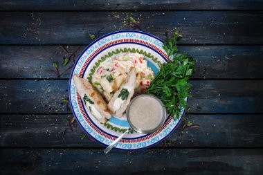 Tavuk göğsü ıspanak ve peynir ile doldurulmuş. Patates püresi ve Yeşiller ile güzel bir plaka üzerinde