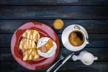 Lezzetli tatlı. Ananas ve taze kahve renkli ahşap arka plan üzerinde kremayla. Üstten Görünüm