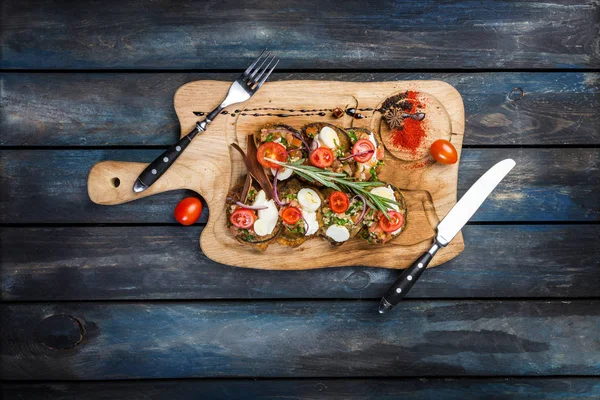 Terong panggang dengan ricotta dan tomat — Stok Foto