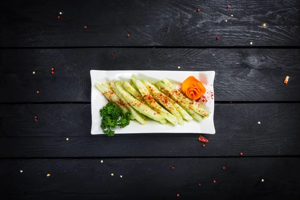 Insalata cinese con cetriolo e salsa all'aglio — Foto Stock