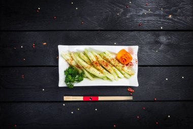 Çin salata salatalık ve sarımsak sosu ile