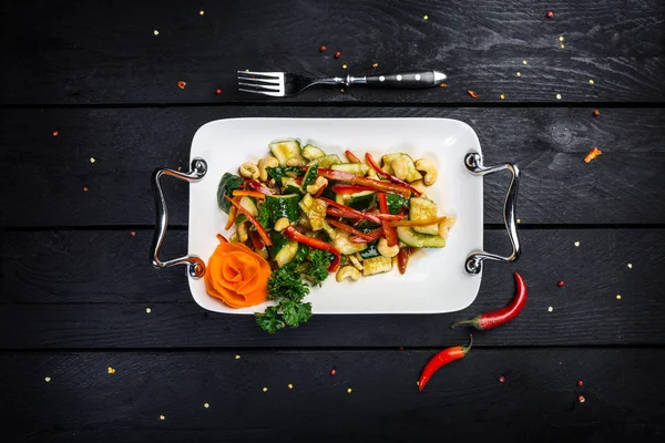 Ensalada de pepino chino con anacardos en el plato blanco . — Foto de Stock